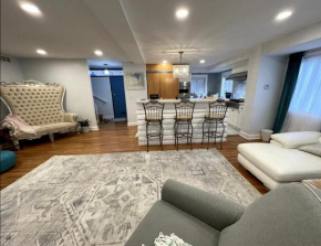 A Regal Retreat- Exclusive Parking, Prime Location